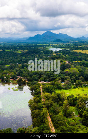 Avis de douves et montagnes, vu du haut de la forteresse du Rocher de Sigiriya, alias Lion Rock, au Sri Lanka, en Asie Banque D'Images