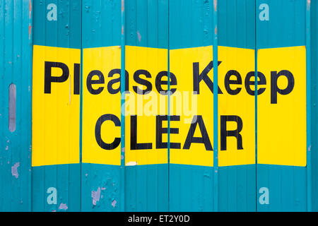 Veuillez conserver un signe clair sur une porte sur un bâtiment commercial Banque D'Images