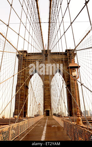 Le Brooklyn Bridge enjambant la rivière de l'Est de Manhattan à Brooklyn. Le pont est un hybride pont suspendu à haubans à New York City, USA Banque D'Images