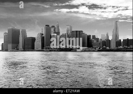 À la recherche pour les meilleures vues de New York City Manhattan skyline iconique c'est pris sur l'East River - USA Banque D'Images