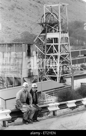 Les mineurs de charbon Phillip Jenkins (à gauche) et Chris Lee vu ici à l'Taff Merthyr Colliery, Galles du Sud. 23 Mars 1983 Banque D'Images