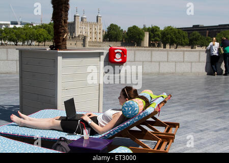 London UK. 11 juin 2015. De London à profiter du soleil sur la rivière de Londres comme les températures devraient grimper à 23 degrés dans la capitale : Crédit amer ghazzal/Alamy Live News Banque D'Images