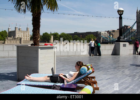 London UK. 11 juin 2015. De London à profiter du soleil sur la rivière de Londres comme les températures devraient grimper à 23 degrés dans la capitale : Crédit amer ghazzal/Alamy Live News Banque D'Images
