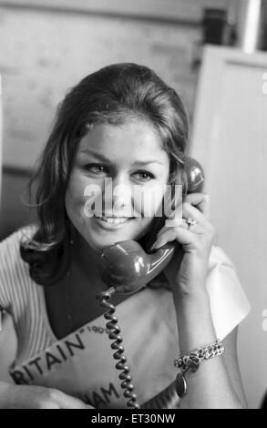 Carole Fletcher, 19 de Southport, couronnée Miss Grande-bretagne, à Morecambe, 31 août 1966. En photo sur Téléphone pour fiancée. Banque D'Images