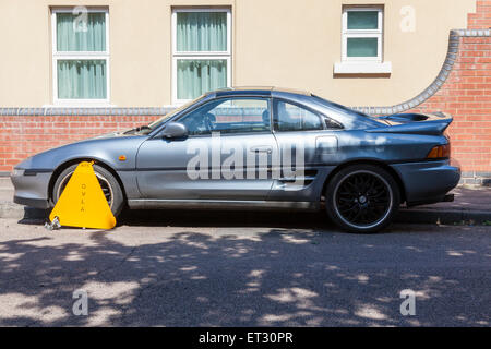 Voiture avec une roue d'un collier. Location fixée par le DTAC en raison de l'appariement de la taxe de circulation, England, UK Banque D'Images