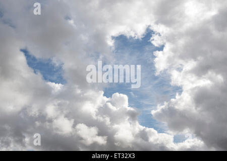 Des nuages de pluie et de ciel bleu. L'Ecosse Banque D'Images
