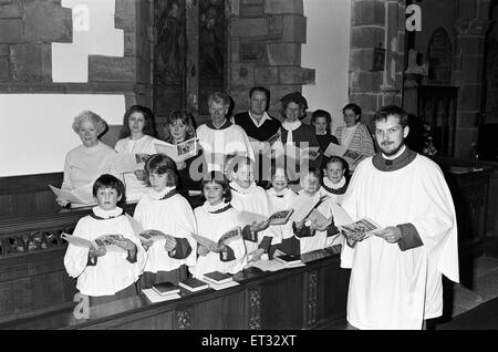 Ces choristes Kirkburton ne chantent pas pour dîner... mais pour leurs vêtements. Maître de M. David Kaye (à droite) espère fournir de nouvelles robes pour tous la chorale à Kirkburton église paroissiale avec un roman de collecte de fonds de la semaine prochaine. Le choeur sont à Banque D'Images