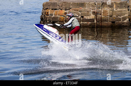 Dundee, Écosse, Royaume-Uni, le 11 juin 2015. Météo France : Tayside a plus chaud, un temps plus sec que beaucoup d'autres régions de l'Écosse. Le Tayjet Jet skieur du club Motomarine profitant du beau temps sur l'estuaire de la Tay. Credit : Dundee Photographics / Alamy Live News Banque D'Images