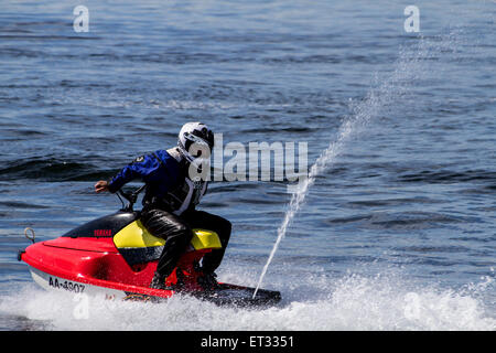 Dundee, Écosse, Royaume-Uni, le 11 juin 2015. Météo France : Tayside a plus chaud, un temps plus sec que beaucoup d'autres régions de l'Écosse. Le Tayjet Jet skieur du club Motomarine profitant du beau temps sur l'estuaire de la Tay. Credit : Dundee Photographics / Alamy Live News Banque D'Images