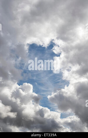 Des nuages de pluie et de ciel bleu. L'Ecosse Banque D'Images
