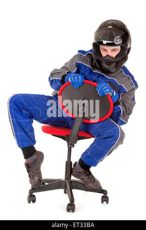 Pilote de course racing dans une chaise avec casque isolé dans White Banque D'Images