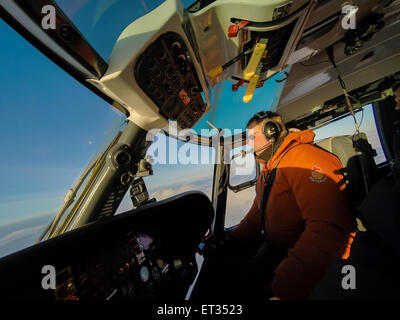 Ecornet souffler pilote un hélicoptère près de l'éruption, le volcan Bardarbunga Holuhraun, Islande Banque D'Images