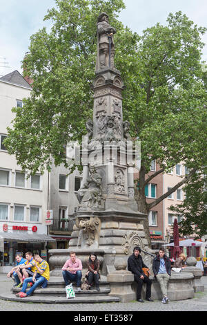 Vieux Marché et fontaine avec monument à Jan von Werth. Banque D'Images