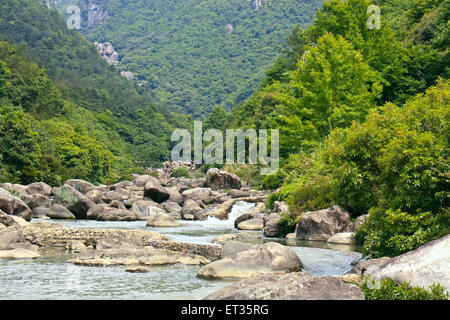L'eau fraîche et de gros rochers d'une rivière de montagne. Banque D'Images