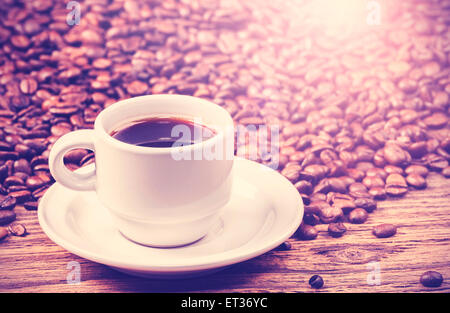 Vintage style instagram photo d'une tasse de café chaud sur la table en bois. Banque D'Images
