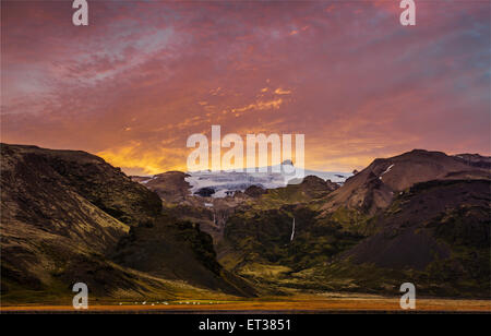 Coucher de soleil sur Stiarjokull Stigarfoss glacier avec cascades, Islande Banque D'Images