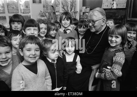 Le docteur Patrick Dwyer, l'Église catholique romaine, archevêque de Birmingham, passe la matinée à parler aux élèves de la Saint Nom de l'école primaire catholique romaine à Cross Lane, Great Barr. Sur la photo, le 19 novembre 1979. Les jeunes sont à confirmer par lui à Banque D'Images