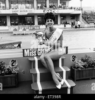 Miss France 1965, Diane Westbury, 21 ans, modèle à partir de Bowden, Cheshire, photographié à Morecambe, 25 août 1965. Banque D'Images