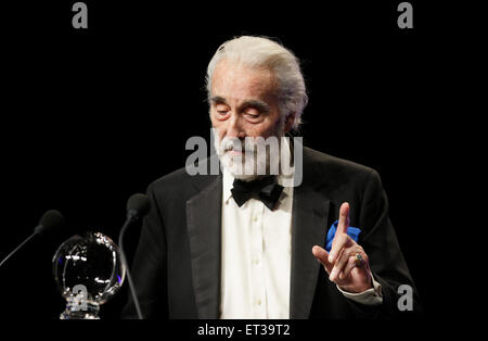 Fichier - Un fichier photo datée du 13 mars 2010 montre l'acteur britannique Sir Christopher Lee qu'il aura reçu le Steiger le Lifetime Achievement Award au Jahrhunderthalle de Bochum, en Allemagne. Photo : afp/Vennenbernd Rolf Banque D'Images