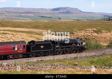 Fellsman sur le célèbre train à vapeur s'installer à Carlisle railway line près de Blea Moor fort signal dans le North Yorkshire, Angleterre Banque D'Images