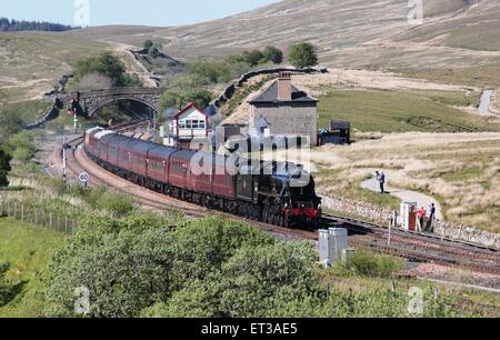 Fellsman sur le célèbre train à vapeur s'installer à Carlisle railway line passant Blea Moor fort signal dans le North Yorkshire, Angleterre Banque D'Images