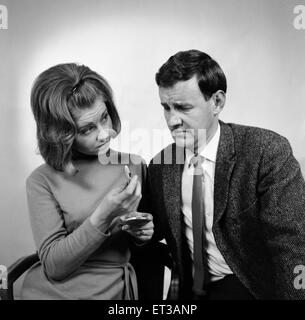 Stars du mariage des lignes, BBC TV série comique qui prend une lumière hearted regarder les jeunes mariés. Prunella Scales que Kate Starling & Richard Briers comme George Starling. 25 septembre 1964. Banque D'Images