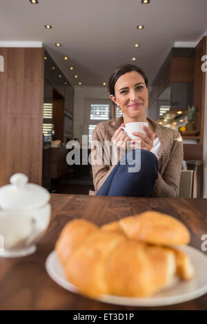 Mid adult woman at table de petit déjeuner, Munich, Bavière, Allemagne Banque D'Images