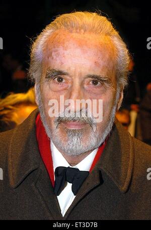 (Afp) - L'acteur Britannique Christopher Lee, le plus célèbre impersonater Dracula, pose après la soirée d'ouverture de la comédie musicale 'Dance des vampires à la "Neue Flora' Theatre à Hambourg, le 7 décembre 2003. La comédie musicale, qui est basé sur Polanski film culte de 1967, a également été réalisé par Polanski. Banque D'Images