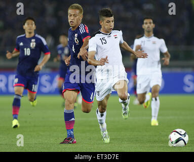 Yokohama, Japon. 11 Juin, 2015. Keisuke Honda (2e L) du Japon et Dhurgham Ismael (2e R) de l'Iraq se disputent le ballon pendant le Kirin Challenge Cup à Yokohama, Japon, le 11 juin 2015. Credit : Stringer/Xinhua/Alamy Live News Banque D'Images