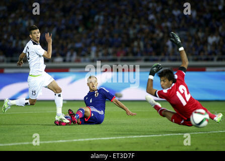 Yokohama, Japon. 11 Juin, 2015. Keisuke Honda (C) du Japon réagit après le tir de la balle contre l'Iraq au cours de la Kirin Challenge Cup à Yokohama, Japon, le 11 juin 2015. Credit : Stringer/Xinhua/Alamy Live News Banque D'Images