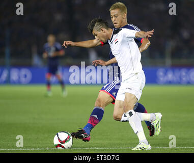 Yokohama, Japon. 11 Juin, 2015. Keisuke Honda (arrière) du Japon et de l'Iraq Ismael Dhurgham rivalisent pour la balle durant le Kirin Challenge Cup à Yokohama, Japon, le 11 juin 2015. Credit : Stringer/Xinhua/Alamy Live News Banque D'Images