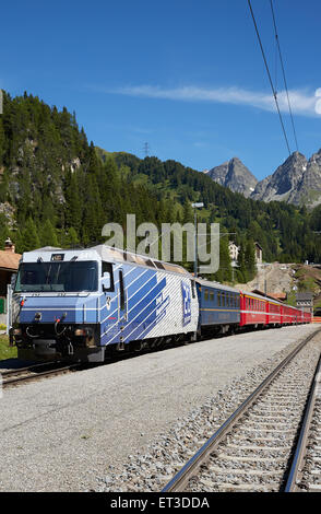 Preda, Suisse, Bernina Express à la gare de Preda Banque D'Images