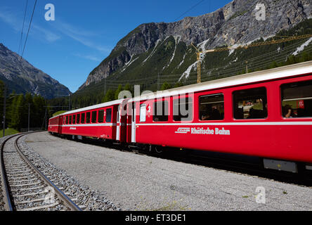 Preda, Suisse, Bernina Express à la gare de Preda Banque D'Images