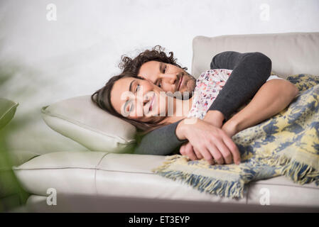 Couple de dormir sur un canapé, Munich, Bavière, Allemagne Banque D'Images