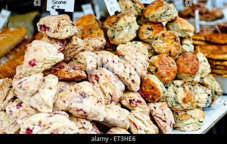 Juste cuit et caramel scones aux canneberges en vente au marché agricole local. Des scones sont un thé traditionnel-gâteau. Banque D'Images