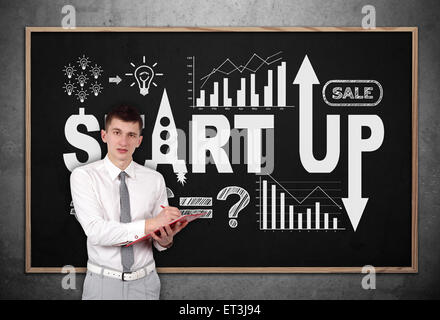 Businessman with clipboard développe le concept de start up Banque D'Images