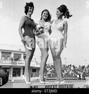 Carole Fletcher, 19 de Southport, couronnée Miss Grande-bretagne, à Morecambe, 31 août 1966. En photo sur le podium avec des coureurs. Banque D'Images