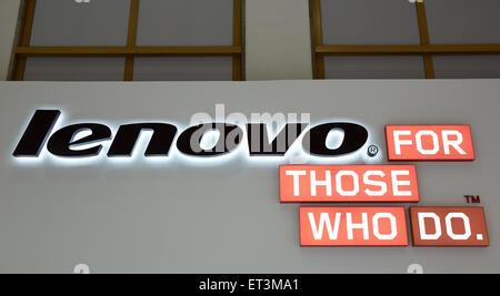 Berlin, Allemagne, fabricant d'ordinateurs Lenovo logo lumineux Banque D'Images