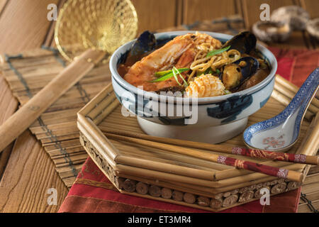 Jjampong. Soupe aux nouilles et fruits de mer de Corée. L'alimentation de la Corée Banque D'Images