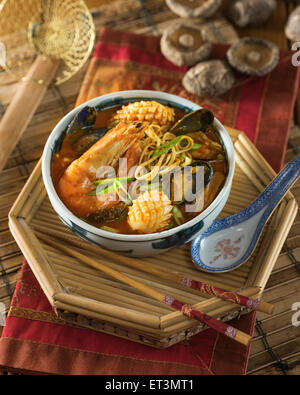 Jjampong. Soupe aux nouilles et fruits de mer de Corée. L'alimentation de la Corée Banque D'Images