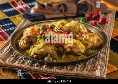 Yassa au poulet. Ragoût de poulet de l'Afrique de l'Ouest. Africa Food Banque D'Images