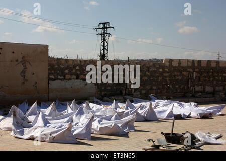 Bustan Al-Qasr, Alep, Syrie. 11 Juin, 2015. Les corps de combattants morts fidèles au président syrien Bachar al-Assad sont perçus au cours d'un échange de corps entre l'Armée syrienne libre et les forces gouvernementales syriennes, à Boustan al-Qasr district dans l'est du nord de la ville syrienne d'Alep le 11 juin 2015 Crédit : Ameer Al-Halbi/APA/Images/fil ZUMA Alamy Live News Banque D'Images