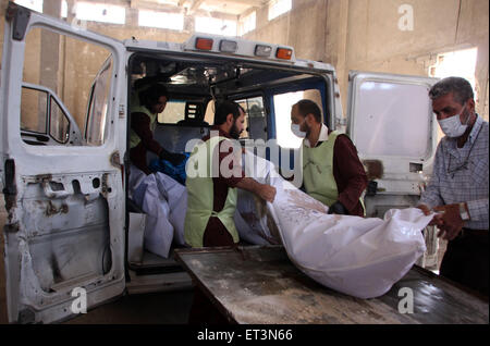 Bustan Al-Qasr, Alep, Syrie. 11 Juin, 2015. Des travailleurs portent les corps de combattants morts fidèles à l'Armée syrienne libre dans une ambulance au cours d'un échange de corps entre l'Armée syrienne libre et les forces gouvernementales syriennes, à Boustan al-Qasr district dans l'est du nord de la ville syrienne d'Alep le 11 juin 2015 Crédit : Ameer Al-Halbi/APA/Images/fil ZUMA Alamy Live News Banque D'Images