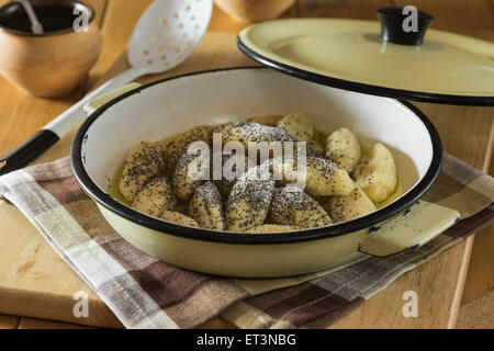 Skubánky. Boulettes de pommes de terre aux graines de pavot. L'alimentation de l'Europe centrale Banque D'Images