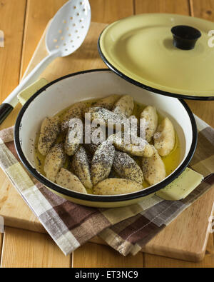 Skubánky. Boulettes de pommes de terre aux graines de pavot. L'alimentation de l'Europe centrale Banque D'Images