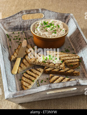 Terrine de maquereau fumé et toasts griddled Banque D'Images