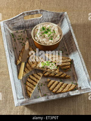 Terrine de maquereau fumé et toasts griddled Banque D'Images