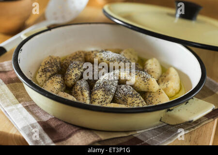 Skubánky. Boulettes de pommes de terre aux graines de pavot. L'alimentation de l'Europe centrale Banque D'Images