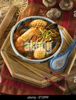 Jjampong. Soupe aux nouilles et fruits de mer de Corée. L'alimentation de la Corée Banque D'Images