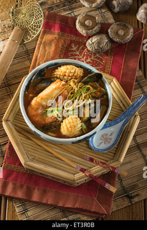 Jjampong. Soupe aux nouilles et fruits de mer de Corée. L'alimentation de la Corée Banque D'Images